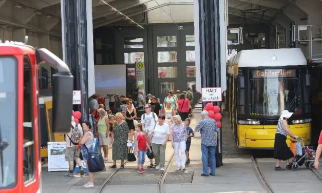 Strausberger feiern ihre Straßenbahn