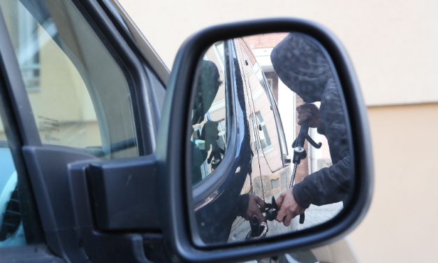 Polizei: Autodiebe hinterlassen hohen Schaden in Hönow