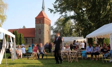 Kirchturmfest: Liederreigen auf der Angerwiese in Wesendahl