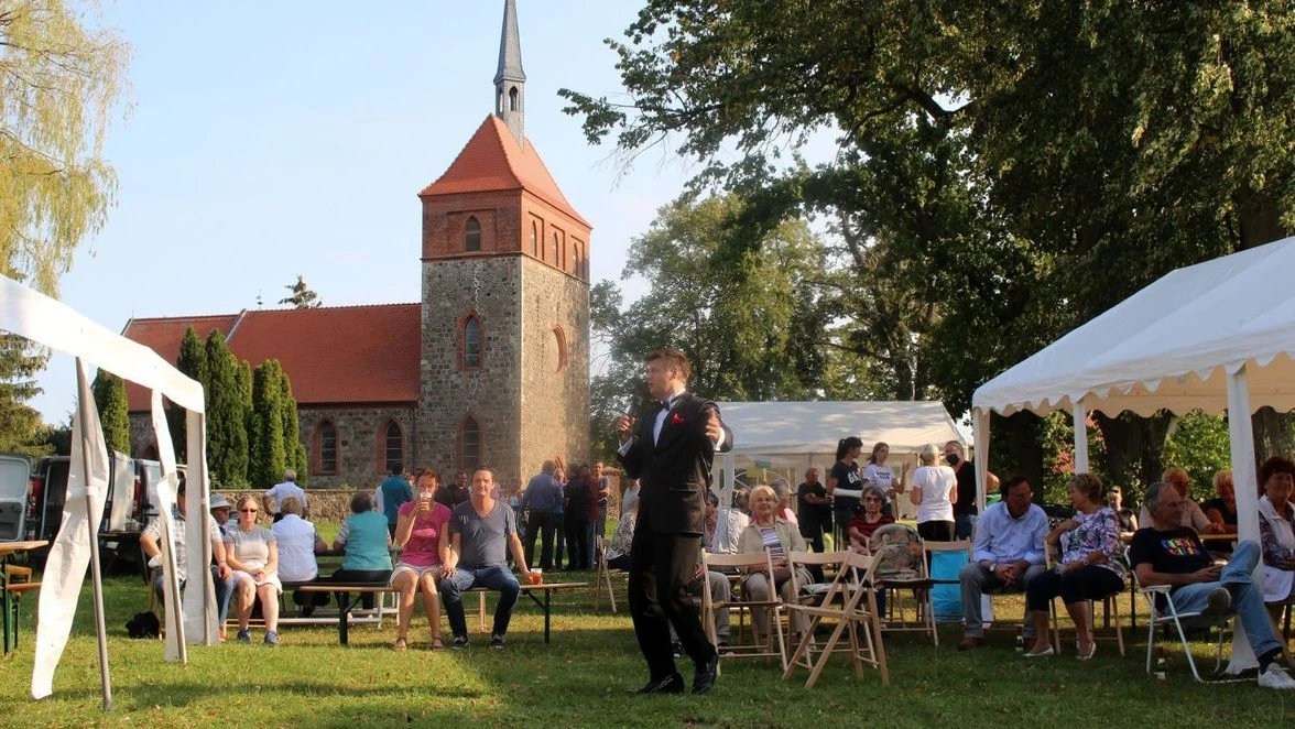 Kirchturmfest: Liederreigen auf der Angerwiese in Wesendahl